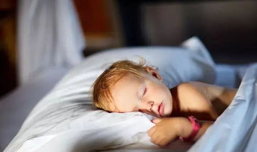 为何宝宝冬天睡觉爱踢被子 别总以为是热的,2个原因家长莫忽视