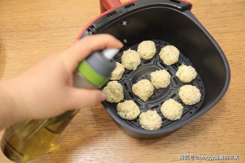 夏天最爱的低脂鸡肉丸子,不用油炸,10分钟焦黄酥香多汁