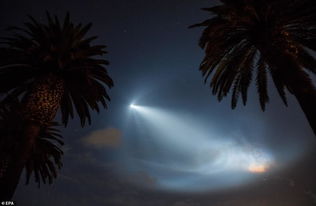 马斯克旗下SpaceX发射 二手 火箭,夜空奇幻炫影震撼无比 