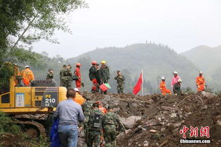 贵州纳雍山体塌方现场房屋倾斜 官兵搜寻出5名失联人员