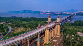 南京长江大桥,双层式铁路 公路两用桥梁 