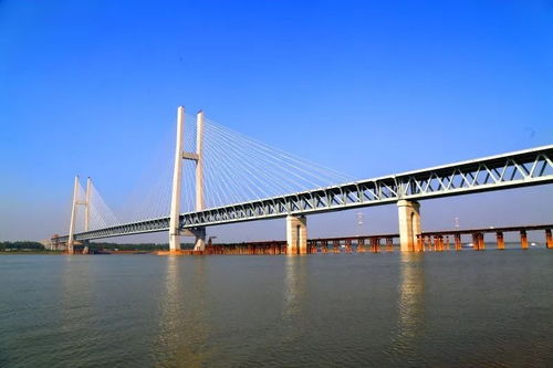 荆楚大工程 蒙华铁路荆州长江公铁大桥主体已完成98