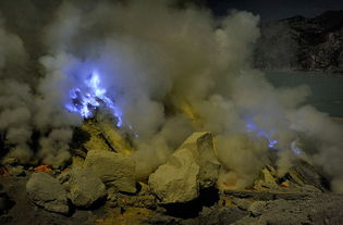 印尼挑山工夜间探秘火山挑硫磺 