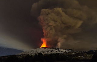 意大利埃特纳火山喷发 现诡异天象