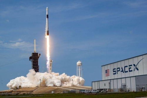 SpaceX龙飞船载2名宇航员返回地球,首次正式运行任务将在9月底开始