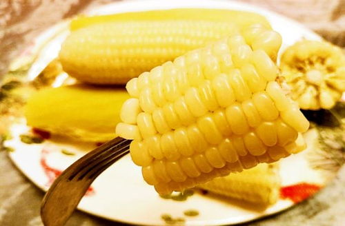 煮玉米可不能只用清水,多加这2样,玉米软糯香甜,比买的好吃
