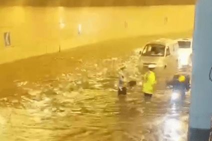 请安心 暴雨中,有他们在默默守护