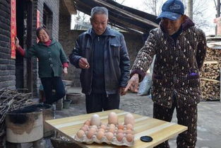 太神奇了 大爷家中母鸡突下巨蛋 煮熟剥开后让人惊讶究竟怎么回事