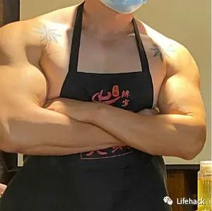 西安猛男火锅店被挤爆 肌肉男提供服务,比虾滑还Q弹鲜嫩