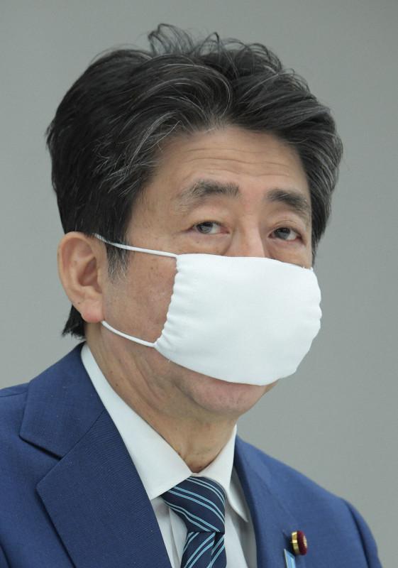 安倍晋三布口罩 引日本人狂喷 尺寸小到鼻子都遮不住