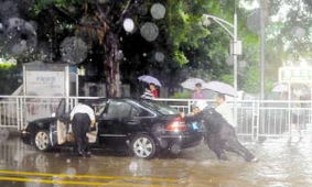 深圳昨日遇暴雨多地段积水 两少女被洪水卷走 组图 