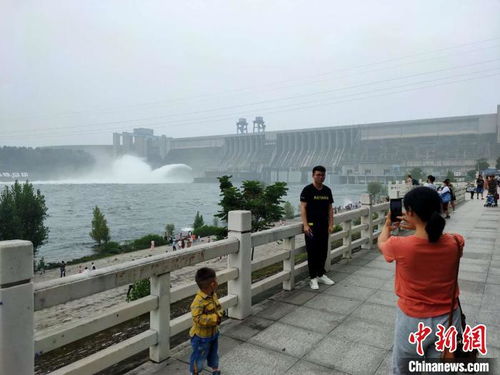 湖北丹江口大坝今年首次开闸泄洪 