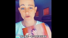 妈妈上厕所女儿把脚一直伸进隔断间 真相曝光网友直呼机智