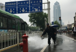 街头消防栓喷流数小时,路人忙洗车,没人去报修 