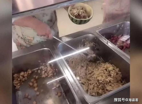 云南女大学生拿西瓜皮到食堂打饭,食堂阿姨笑到手都 不抖了