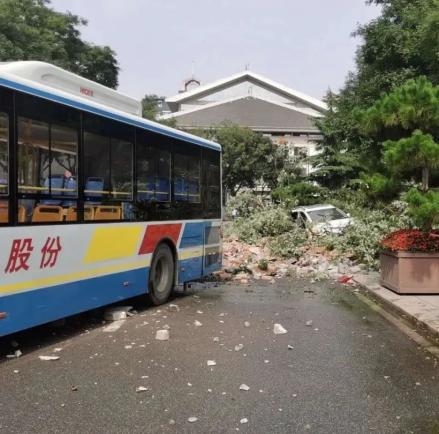 视频惊悚 几人高的城墙塌了 亲历者 吓得腿软,幸亏公交车早开了10秒