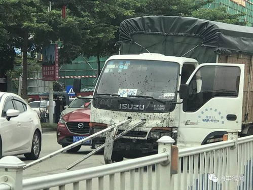 海丰一货车撞护栏被钢条插入车头,司机死里逃生