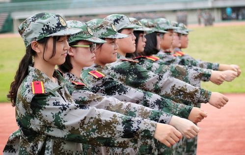 大一新生军训时,教官为啥总盯着女生看,得知原因后恍然大悟