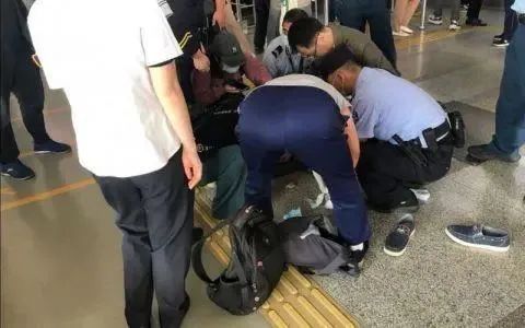 一男子地铁扶梯上突然晕倒,抢救无效去世 其从事销售工作