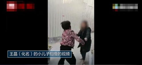 因为一道玻璃门,儿媳和婆婆发生矛盾,在家中激烈互殴