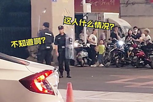 女子穿睡衣在闹市中打太极 众人看清她拿的东西后全被吓跑