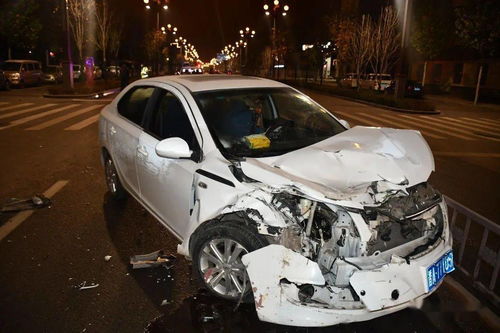 惊魂 凌晨,长治街头货车和小轿车相撞后冲进街边门市...... 监控视频