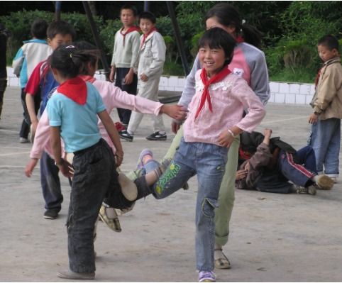 萤火之光点亮乡村,教师上门劝说失学女生回校读书,身体不堪重负