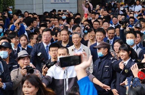 钟南山回母校参加校庆,师生夹道欢迎,场面浩大秒变追星现场