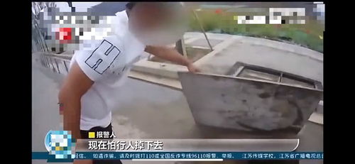 男子狂偷500井盖卖掉,打赏女主播8钱给老婆3千,废品店老板也犯罪