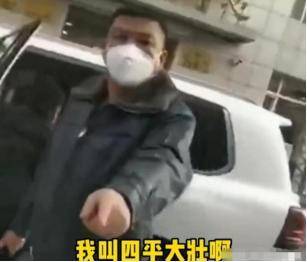 吉林一穿貂男子在法院门口叫嚣 东三省都认识我