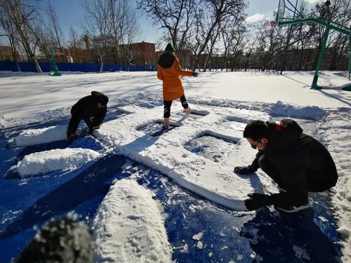 雪后大连理工惊现巨幅画作 10余人历时12小时占地1250㎡