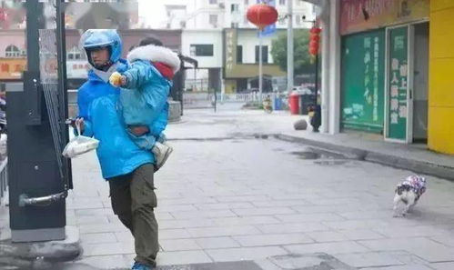 大雨中,爸爸抱着3岁女儿送外卖,整座城市在流泪