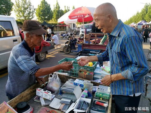 78岁老人赶集摆摊一天只挣三十元,为的是养活自己