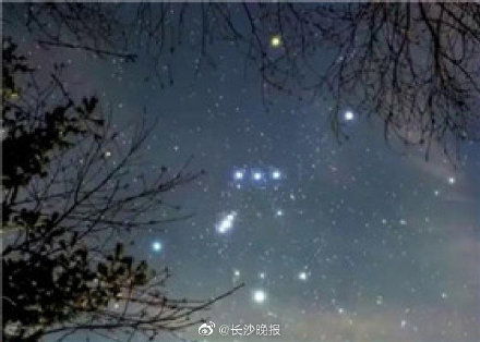 辞旧迎新好兆头 除夕夜福禄寿三星高照