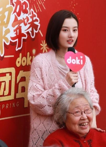 20岁宋祖儿新年套装,粉色少女红色喜庆,小妮子长大了真漂亮