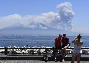 意大利火山上空出现 骷髅头 烟雾